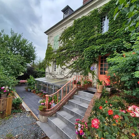 Проживание в семье Maison Proche De La Gare